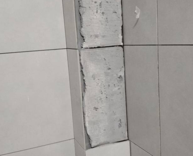 连平瓷砖空鼓维修公司分享下瓷砖施工前基层浇水润湿程度不足，可能导致以下问题